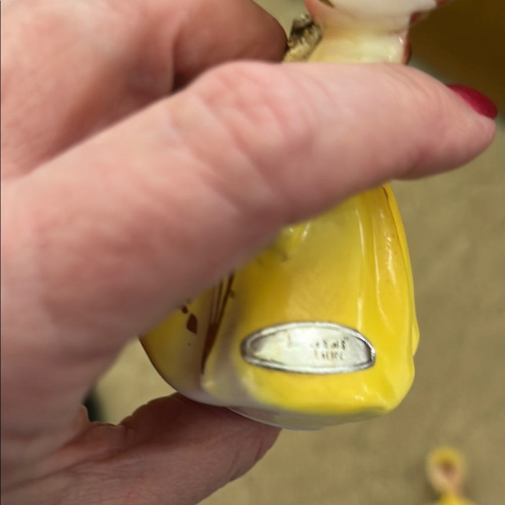 Charming Yellow Ceramic Figurines salt and pepper shakers. Vintage. Golden girls - Picture 6 of 8